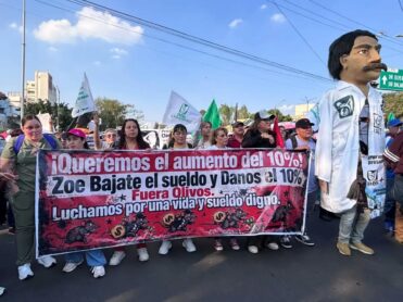 Trajadores del IMSS protestan y exigen renuncia de su líder sindical